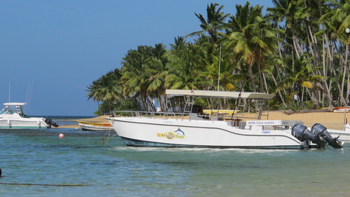 Доминикана фото, - Плайя Поппи, прогулочные катера, и рыбачьи лодки